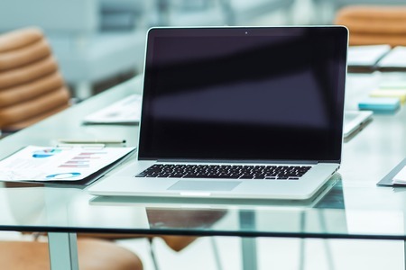 75589272-lugar-de-trabajo-con-la-computadora-portátil-abierta-y-documentos-financieros-preparados-para